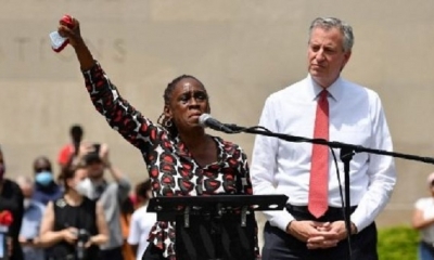 Cientos de manifestantes gritaron consignas contra el alcalde Bill de Blasio. | Fuente: AFP