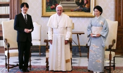 El príncipe Akishino y su esposa, la princesa Kiko, posan con el papa Francisco.