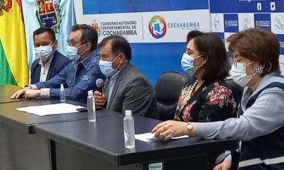 El Gobernador junto a secretarios departamentales, este jueves.