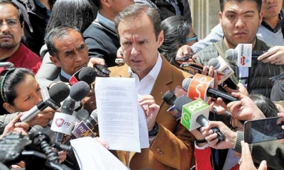 El expresidente Jorge Tuto Quiroga muestra la petición que presentó a la CIDH.