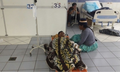 Un paciente es atendido en el piso en emergencias del Hospital de Clínicas
