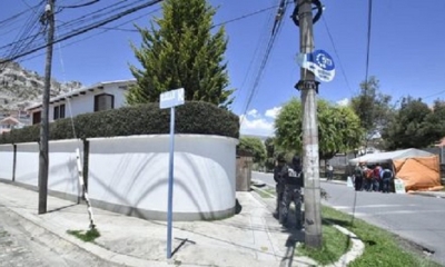La vigilia instalada al frente de la vivienda del exministro Carlos Romero, en la zona de Auquisamaña. Foto: APG