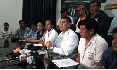 El momento en que los maestros y la Dirección Departamental de Educación anuncian el acuerdo y el fin de las movilizaciones | Foto: Juan Delgadillo