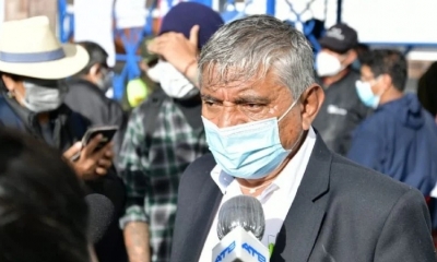 El candidato Iván Arias en su recinto de votación en Achumani.