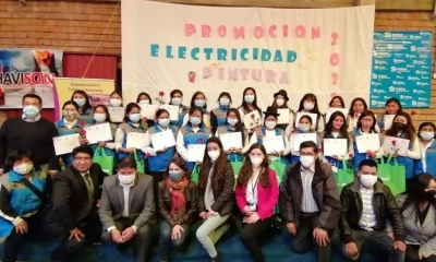 80 mujeres de La Paz y Cochabamba se graduaron en electricidad, pintura y carpintería en aluminio, a través de la formación técnica otorgada