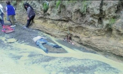 Así yacía el cuerpo en pleno río.
