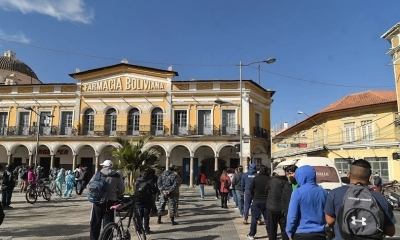 Un grupo de personas hace fila para comprar dióxido de cloro en una farmacia el pasado 9 de julio, en Cochabamba (Bolivia). Foto: EFE