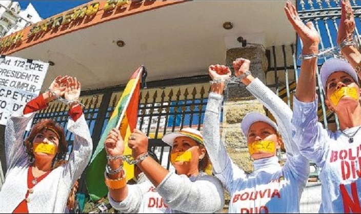 La movilización que concentró a un numeroso grupo en defensa del referéndum del 2016. Foto: EL DEBER