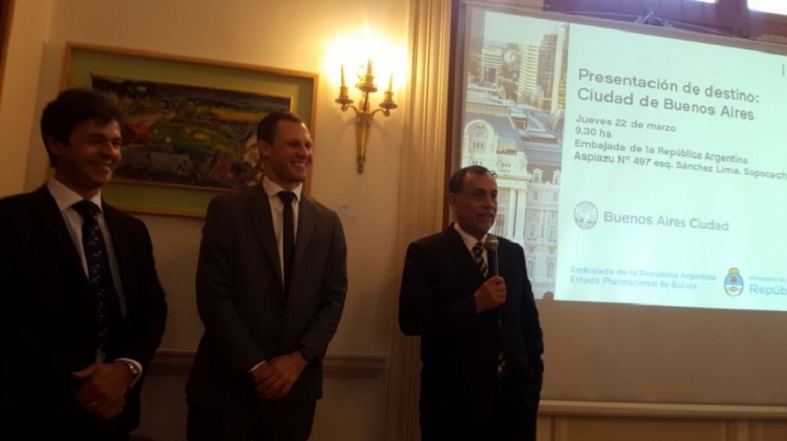 Embajador de Argentina, Normando Álvarez durante un encuentro con las agencias de turismo. Foto: ANF
