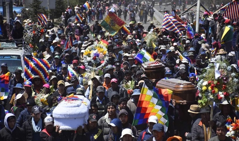 Policía boliviana reprime con gases protesta que llevaba féretros de víctimas de Senkata ( Archivo )