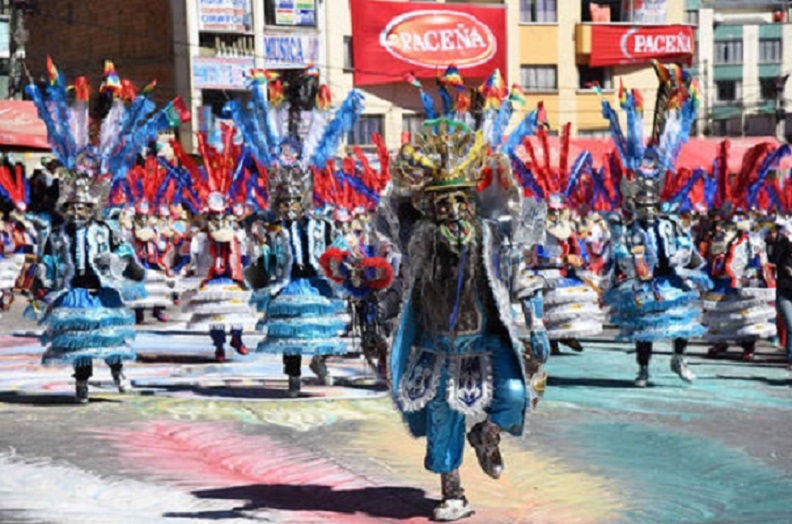 Una tropa de morenos en una pasada versión de la entrada de la 16 de Julio en El Alto. Foto: archivo